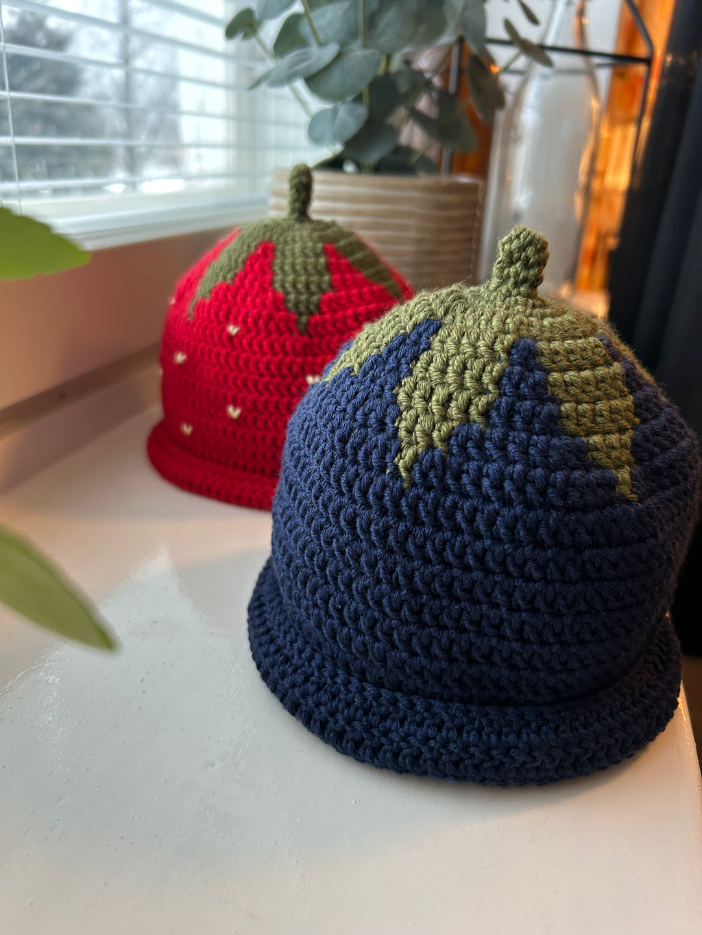 MANSIKKA ja MUSTIKKA - hatut