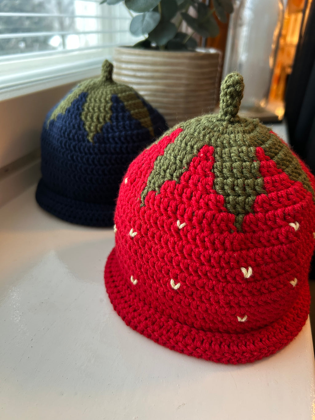 MANSIKKA ja MUSTIKKA - hatut